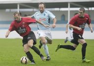 Iago, hoy mediapunta, entre dos jugadores del Ribeira. 