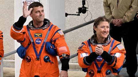 Reid Wiseman  y Christina Koch, con los trajes antes de partir en el Artemis 2