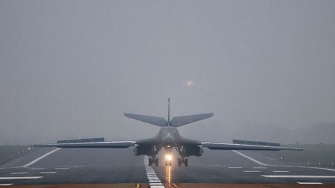 El Rockwell B-1 Lancer? aterrizando en el Reino Unido.