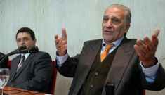 Baldomero Cores Trasmonte durante una conferencia sobre la figura de Valle Incl�n. 