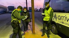 Guardias civiles repartiendo mascarillas en una estaci�n de buses de Lugo