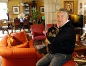 Francisco Doblas en el sal�n de su casa, su rinc�n favorito, con uno de sus gatos. 