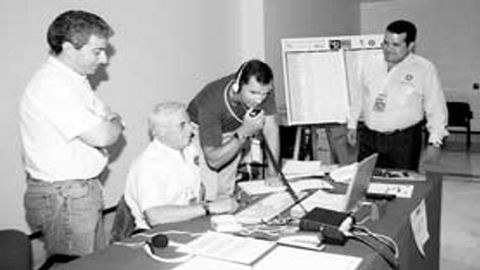 Jos� Ram�n Gonz�lez Rodr�guez (en el centro), al lado del por aquel entonces Pr�ncipe Felipe en un rali en el a�o 1994