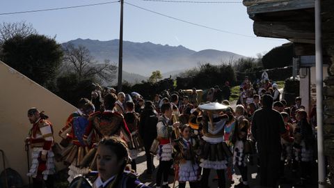 Os felos percorren Maceda.A comitiva co personaxe do entroido tradicional estn a percorrer os pobos do municipio e a Serra de San Mamede