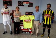 El Ribadumia present� ayer a su nuevo esp�nsor y las equipaciones del equipo en su debut en Tercera. 