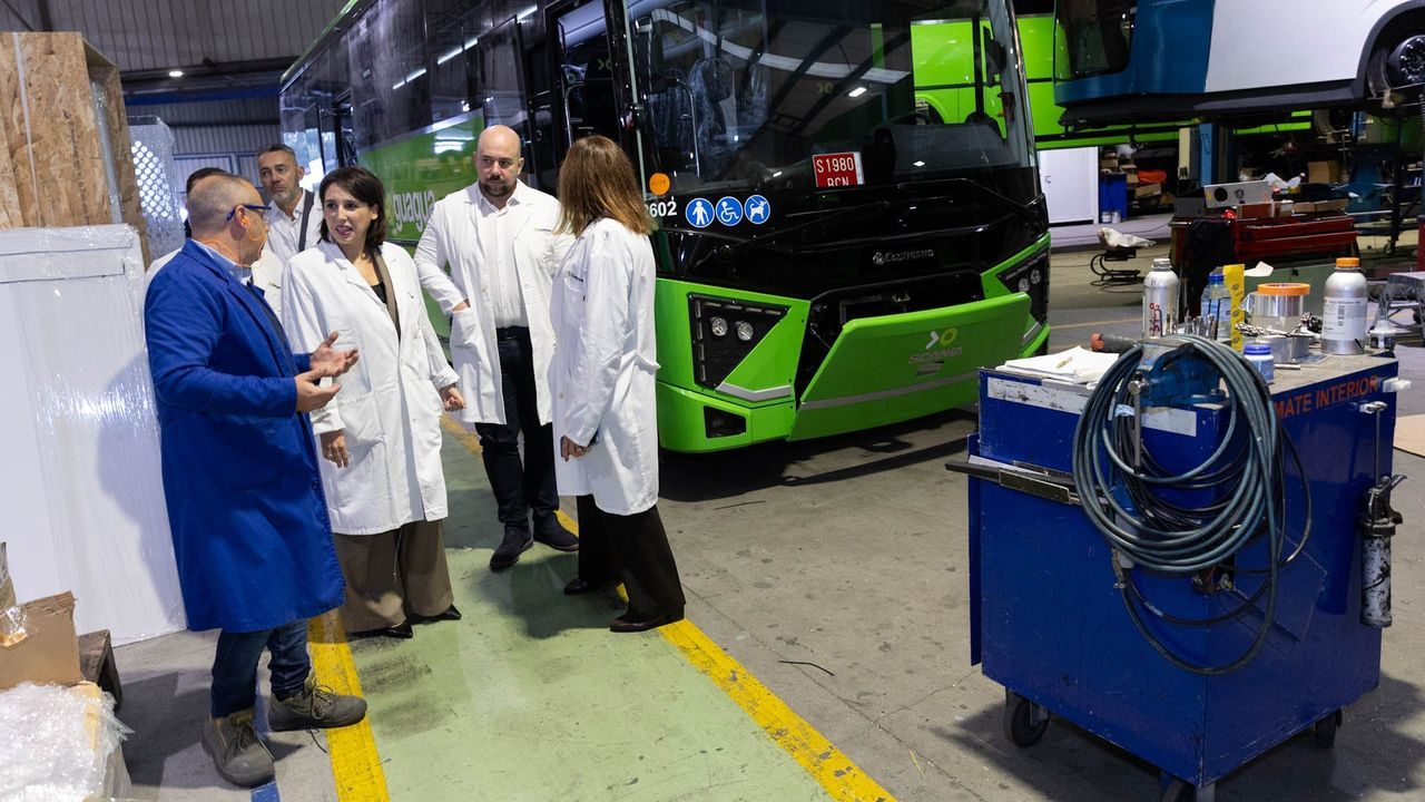 Lorenzana destaca el compromiso de Castrosua con un transporte más sostenible y eficiente