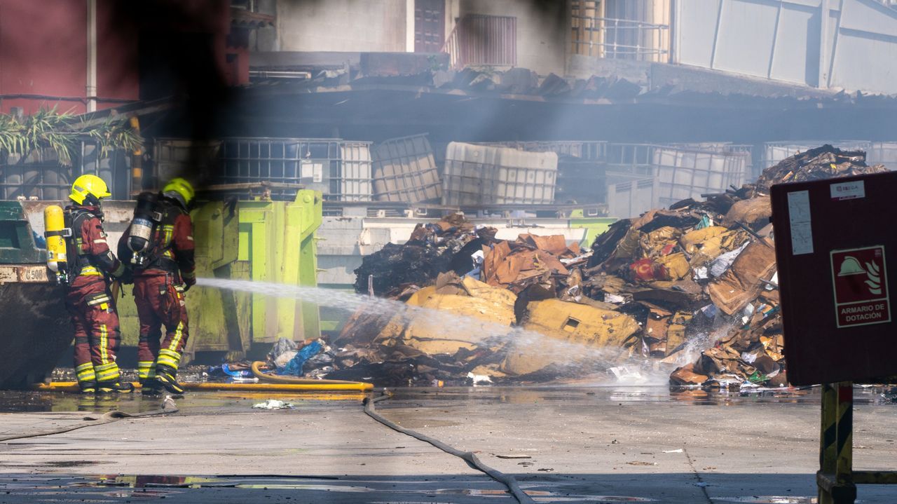 Arde por segunda vez en dos años la nave de tratamiento de residuos de Vigo