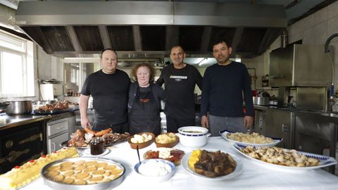 Antonio y su madre Ant&iacute;a Bello, propietaria del local, con dos empleados y el men&uacute; completo del d&iacute;a