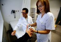 El m�dico Eduardo Pena, con la enfermera Victoria Hierro, en el Hospital Meixoeiro. 