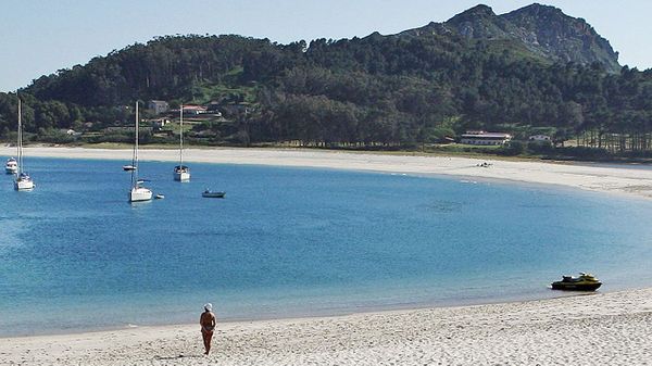 Foto de archivo de la playa de Rodas en islas C�es.
