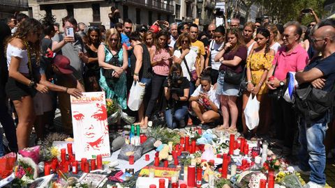 Muchas personas han empezado a depositar mensajes y velas en el mosaico en las Ramblas de Barcelona despus del atentado ocurrido ayer