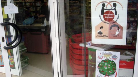 Carteles de la campa�a, colocados en la puerta de un supermercado de Abad�n 