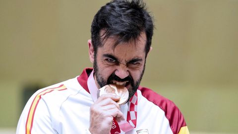 El tirador gallego Juan Antonio Saavedra, con la medalla de oro que gan en los Paralmpicos