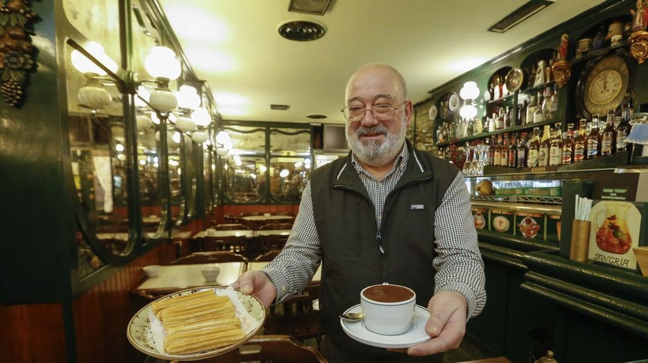 El último chocolate con churros de la familia Ares en la cafetería Paradiso de Santiago
