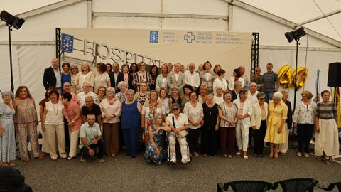 Este viernes se celebr� un homenaje a los profesionales del hospital jubilados desde el a�o 2020. En la imagen, foto de grupo con la presencia de la directora del distrito sanitario, con�Eva L�pez Roca, subdirectora asistencial.y con otros cargos
