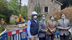 El alcalde, Alfredo Canteli (a la derecha) asiste al derribo de una casa en ruinas que oblig� a cortar una carretera local en Trubia, Oviedo