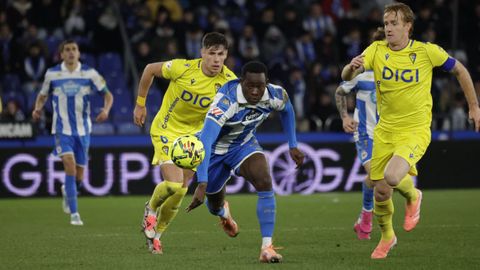 Bil Nsongo intenta llegar al bal�n ante �lex Fern�ndez e Iker Recio en el D�por-C�diz.