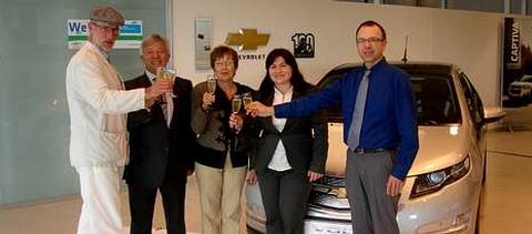 Jess Chenel brind con los propietarios del nuevo modelo Chevrolet Volt, el primero vendido en Espaa
