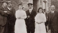 Unha fotografa xuvenil de Mara Vzquez Surez (segunda pola dereita) acompaada por varios parentes na localidade de Penademiro, na parroquia de Vilaescura, onde viva a familia do seu pai