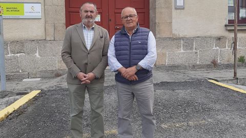 El senador mari�ano del PP Jos� Manuel Barreiro y el alcalde de O Valadouro, Jos� Manuel Lamela, ante el cuartel de la Guardia Civil del municipio, que cubre los ayuntamientos de O Valadouro y Alfoz do Castrodouro
