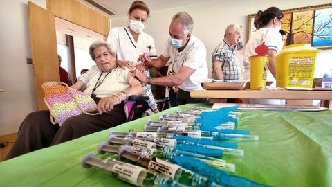 Vacunacin contra el covid en la residencia Domusvi Barreiro de Vigo