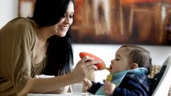 La vida de Silvia, hondure�a de 39 a�os, no ha sido un camino de rosas. En el 2005 dej� en su pa�s a su hijo de solo un a�o para ganarse un futuro mejor en Espa�a. �La separaci�n fue traum�tica, pero poco despu�s pude tra�rmelo�. �l tiene ya 9 a�os. Silvia cuida en Vigo de Nicol�s desde que la madre de este se incorpor� a trabajar. Cobra 700 euros y valora su horario continuo para atender a los suyos. Hace cuatro meses supo que esperaba un segundo hijo, aunque no tiene pareja. �Tendr� a mi beb� y en cuanto pueda volver� a mi puesto�, dice. �Qui�n cuida a los hijos de las cuidadoras? �Mi hermana y mi cu�ado, que viven conmigo, me ayudar�n�