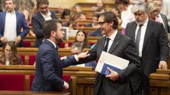 Pere Aragonès (i) y Salvador Illa (d) durante una sesión en el Parlamento de Cataluña.