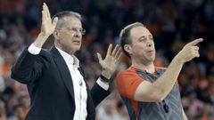 Pedro Mart�nez, que cambia el banquillo del Valencia por el del Real Madrid, y Emilio P�rez Pizarro, uno de los �rbitros veteranos en la ACB
