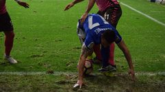 Jos� Fern�ndez lucha por un bal�n en el c�rner