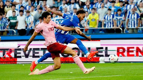 Disparo con la zurda de Aubameyang ante la presi�n de C�sar T�rrega