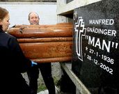 Los operarios de una funeraria retiraron ayer el ata�d.