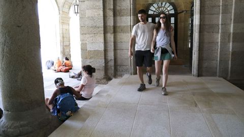 Una rampa garantiza desde hace semanas el acceso sin barreras al pazo de Raxoi.