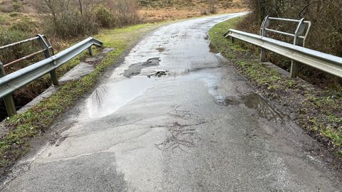 Carretera de la Diputaci�n cortada en Muras por riesgo de ca�da de este puente