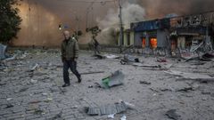 Un vecino de Kiev camina por una zona alcanzada por los proyectiles rusos durante el bombardeo lanzado la noche del s�bado contra la capital ucraniana