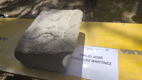 El ganador del tercer premio, Emilio Jos� Gonz�lez, tall� la figura de un libro