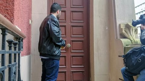 El concejal Rubn Rosn llama a la puerta del palacete Sanatorio Mior