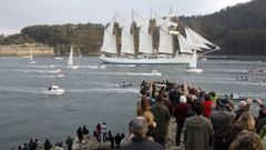 El  Elcano  dejando Ferrol tras visitar la base del Arsenal