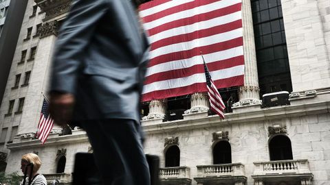 Un hombre camina frente a la Bolsa de Nueva York