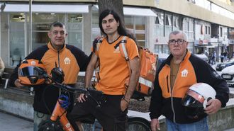 Pablo, Luis y Jos�, con su uniforme de trabajo frente a Cuatro Caminos.