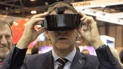 Feijoo, probando las gafas de realidad aumentada.
