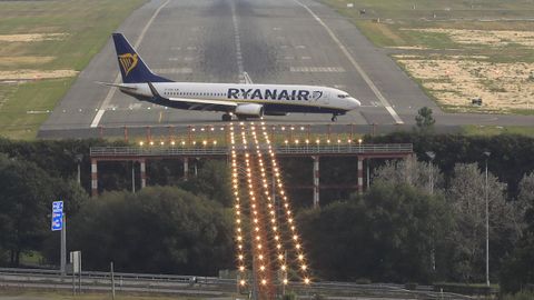 Imagen de archivo de un avi�n de Ryanair en Lavacolla.