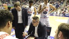 Epi y uno de sus ayudantes, Fran Hern�ndez, en un tiempo muerto del derbi ante el COB