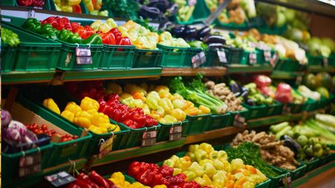Frutas y verduras en un supermercado, en una imagen de archivo.