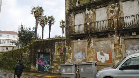 Imagen de archivo del número 5 de Praciña das Penas, una de las cuatro viviendas en estado de ruina incluidas en el Rexistro de Soares y que el Concello prevé subastar en unos meses