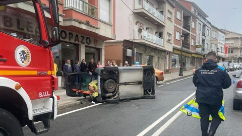 Veh�culo sin carn� volcado en Vilalonga