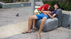 Dos menores llegados a Ceuta el 31 de julio descansan en la calle de la ciudad aut�noma.