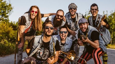 Siete músicos todoterreno forman hoy la electrocharanga negreiresa Mekanika Rolling Band
