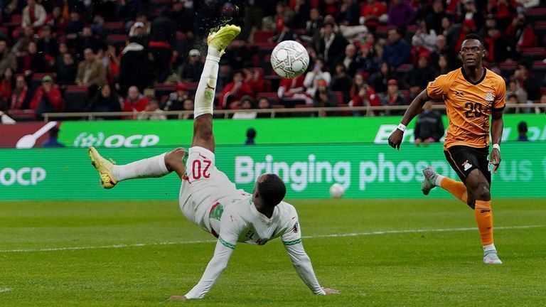El marroqu&iacute; Ayoub El Kaabi remata de chilena en uno de los goles que anot&oacute; ante Zambia.