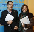 N��ez y Pi�eiro, ayer en la sede del PP de Carballo. 
