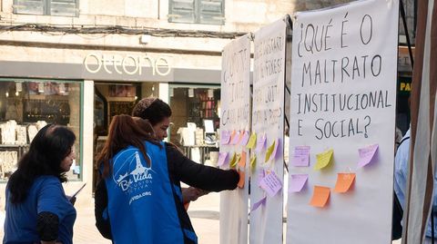 Miembros de la oeneg Boa Vida, este viernes, en A Ferrera.